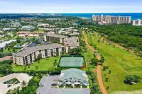 Beautiful Jupiter 3/2.5 + Loft Condo only steps from the beach on Carlin Park! - Homestays