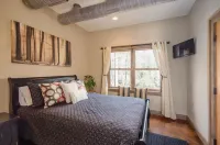 Paradise at the Rivers Edge! A Private Waterfront Log Cabin,snow ski/fish nearby