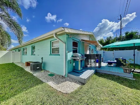 Charming, Family Friendly Newly Renovated Duplex on Holmes Beach. Отели в г. Холмс Бич