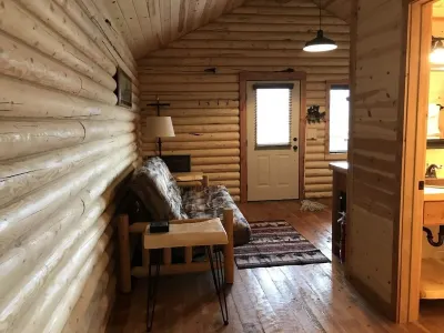 Bear Cabin in Paradise Valley 27 miles from North Entrance to Yellowstone Park Hotels near Chico Hot Springs