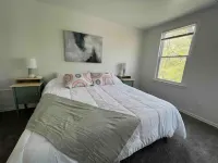 Modern 2-bed upper flat in heart of Bay View 밀워키역 인터모달역 주변 호텔