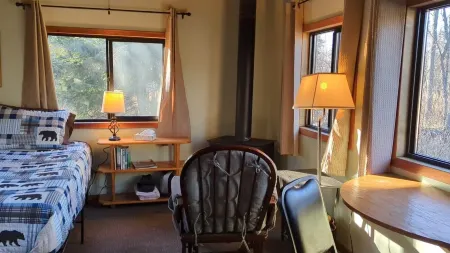 Rustic Personal Retreat Cabin, "Sunrise" Отели в г. Лейксайд