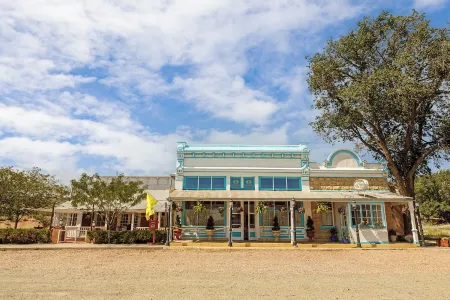 Former blacksmith's cottage in Lamy, NM Отели в г. Лами