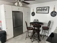 Charming 3-bedroom house in beautiful Jacksonville With WiFI & workspace. Shirley's Professional Alterations附近的飯店