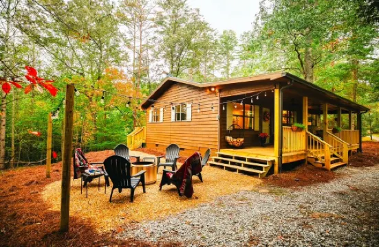 Sugar Pine Cabin-2 bed with firepit, WiFi, near downtown Dahlonega & wineries
