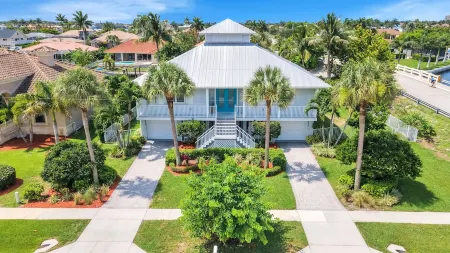 Key West Style 4-4 House, Heated Pool, Deck, Canal, Outdoor Kitchen & More Отели рядом с достопримечательностью «Парк Каксамбас Бот»