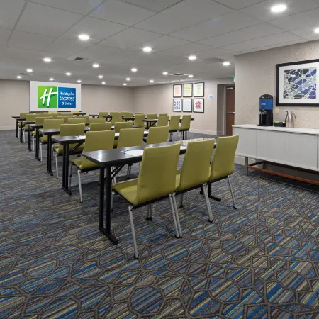 Holiday Inn Express & Suites SEATTLE-SEA-TAC AIRPORT by IHG