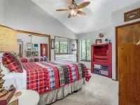 Bass Lake Cabin—Lake Views, BBQ: 4,000+ SQ FT!