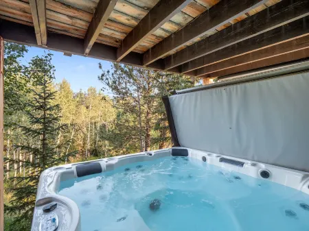 Unique, Romantic Getaway - 1 hr to Denver - Hot Tub - Views