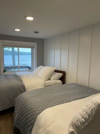 Lakefront Luxury Living: Chef's Kitchen, Fire Pit, Stunning Views & Boat Rental