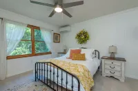 Mtn Cabin with Views, Hot Tub+Grill, Wood Stove, WiFi, Private & Close to Town.