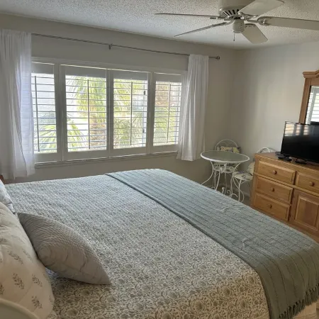 Best Beach view condo 2 story 2br 1.5ba views of ocean,pool & intercoastal.