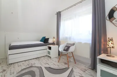 Cozy vacation apartment with fireplace for up to 4 people + toddler and dog Kirche Greetsiel附近的飯店