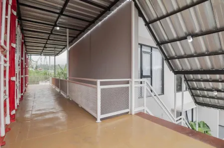 RedDoorz Plus Near Lembang Park & Zoo Отели рядом с достопримечательностью «Taman Kupu-Kupu Cihanjuang»