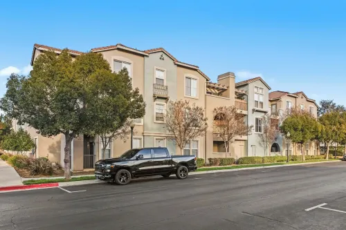 5 minutes from six flags , close to shopping center 2 beds 2 bath private