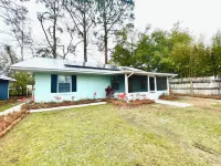 Charming 2-bedroom house with WiFi, AC in welcoming Eastpoint