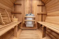 Greeley Lodge: Hot Tub, Sauna, Steps to Downtown