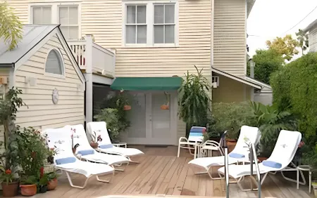 Heron House Court - Adult Only Отели рядом с достопримечательностью «Аквариум Ки-Уэст»