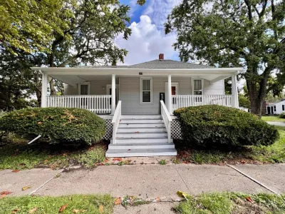 Cozy Bungalow - Close to Campus + Nespresso Coffee Maker! Hotels near Main Quad