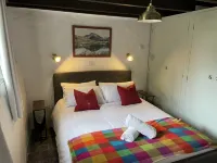 Light and airy traditional Devon Barn, pet friendly! 엄버레이 호텔
