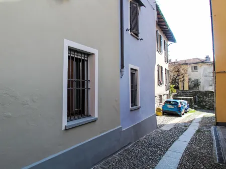 Adriano Отели рядом с достопримечательностью «Compagnia Del Lago Azienda Floricola Di Paolo Zacchera»