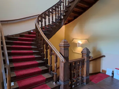 XXL vacation room with bathroom in an Art Nouveau villa for 1-4 people in the city center