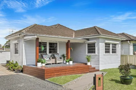 Long Jetty Lake House -Long Jetty, Central Coast Fully Renovated 3 bed Cottage, Отели рядом с достопримечательностью «Вайонг Олимпик Пул»