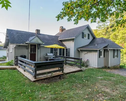 Charming 3-bedroom cottage with WiFi and AC in Hot Springs バスのホテル