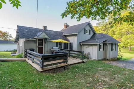 Charming 3-bedroom cottage with WiFi and AC in Hot Springs