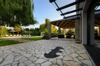 Villa Black White Dassia - Pools