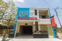 RedDoorz Syariah Near Politeknik Negeri Madiun Hotels in Taman