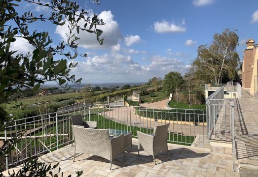 카페 하우스의 깔끔한 객실 인테리어