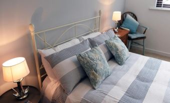 Valley Retreat - Peaceful Location, Walk to Beach, Parking