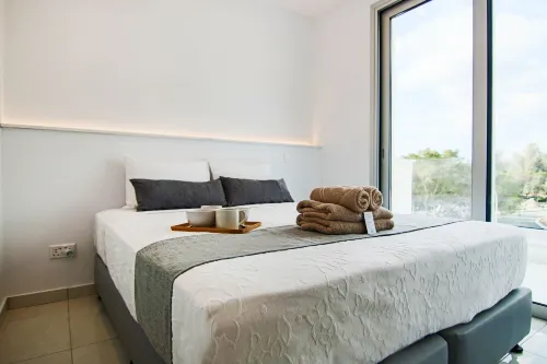 Phaedrus Living: Seaside Executive Flat Harbour 205