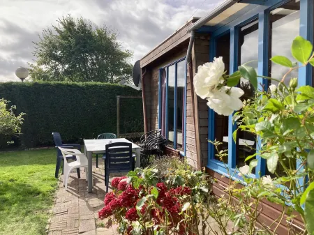 4Pers. House w Sauna, Winter Garden & Fishing Pier in Front of the Lauwersmeer Отели в г. Anjum