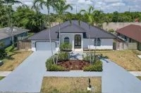 Modern Beach House w/ Heated Pool + Grill –5 Mins to Delray Beach & Atlantic Ave