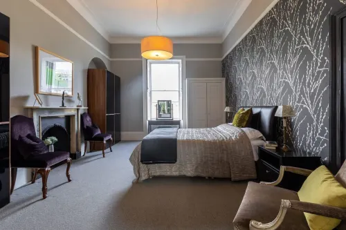 Light-filled Period Apartment - Central Bath