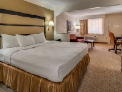 Best Western Inn  Suites of Macon マコンのホテル