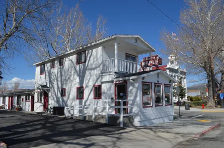 Silver Maple Inn Отели рядом с достопримечательностью «Травертин Хот Спрингс»