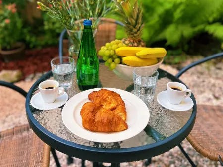 Krakow Central Apartments Отели рядом с достопримечательностью «Adam Mickiewicz statue»