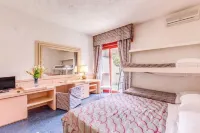 Marina Club Hotel فنادق في Baia Domizia
