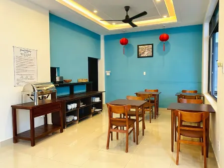 Grand Holiday Hoian Villa Отели рядом с достопримечательностью «Thay Pagoda»