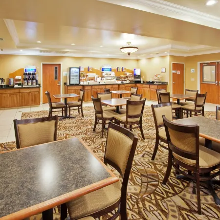 Holiday Inn Express & Suites OROVILLE LAKE by IHG
