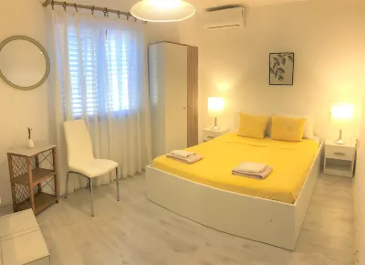 Dragan's Den Hostel Hotel a 