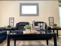 The Eastside Manor - Private Yard & Parking, Near Falls & Casino by Niagara Hospitality