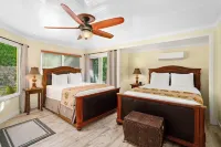 3 Bedrooms with Baths, Air Conditioning and Heated Pool Near Grand Hyatt.