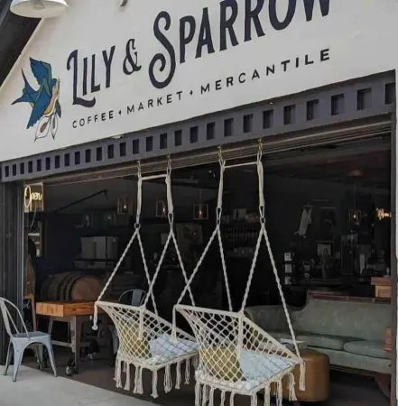 Brothers bond 3bed 2bath, short walk to the square