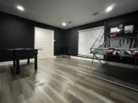 Private Pool, Game Room, King Bed, Sleeps 10, Baytown Home with WiFi & Parking