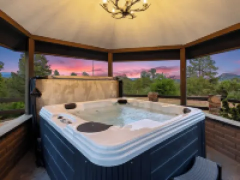 5 Acre Retreat w/ Pickleball, Hot Tub, Mountain Views & Private Theater. Hotels in Payson