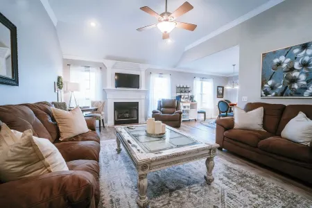 Beautiful Bella Vista Retreat - a short drive to all the things in NWA!